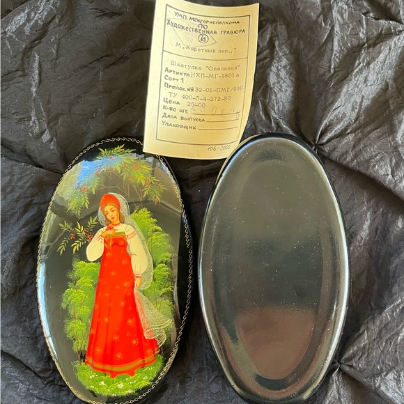 ⚡️SOLD⚡️ Vintage Russian Hand Painted Lady Black Lacquer Metal Oval Trinket Box - Picture 3 of 3